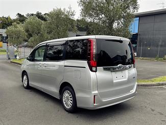 2016 Toyota NOAH - Thumbnail