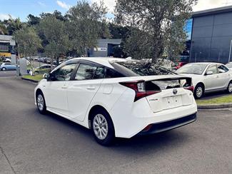 2019 Toyota PRIUS - Thumbnail