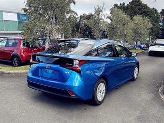 2019 Toyota PRIUS - Thumbnail