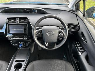 2019 Toyota PRIUS - Thumbnail