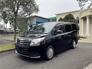 2017 Toyota NOAH - Thumbnail